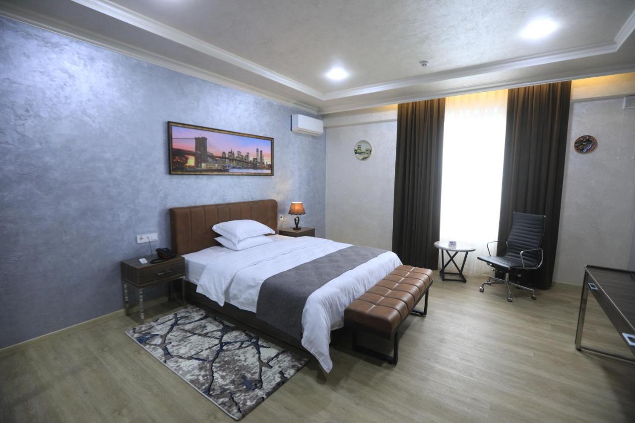 Chlnor Hotel Andijan Exteriör bild