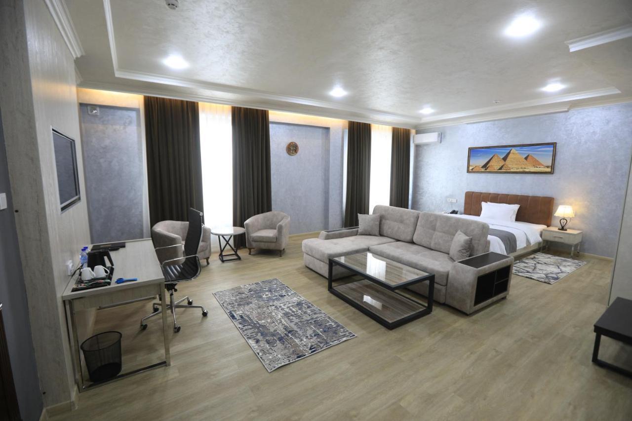 Chlnor Hotel Andijan Exteriör bild